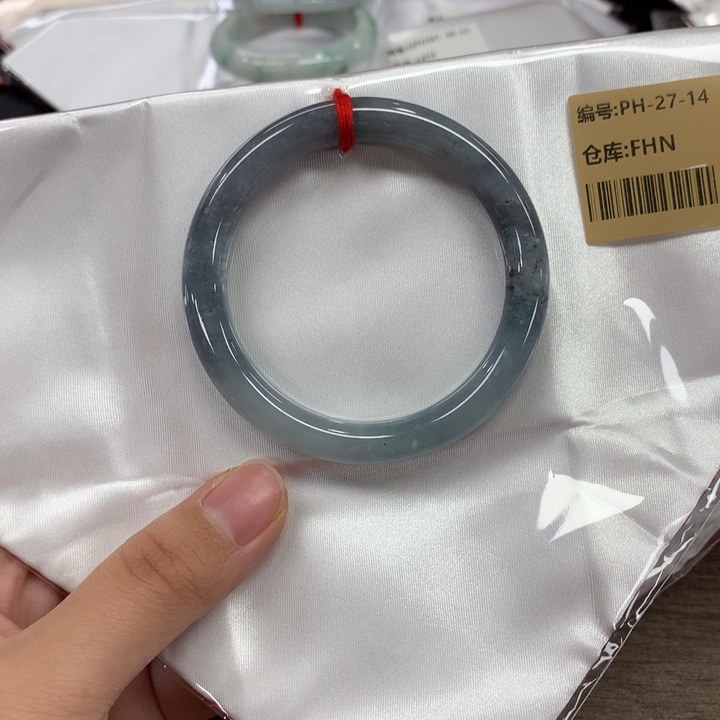 翡翠手镯未镶嵌翡翠