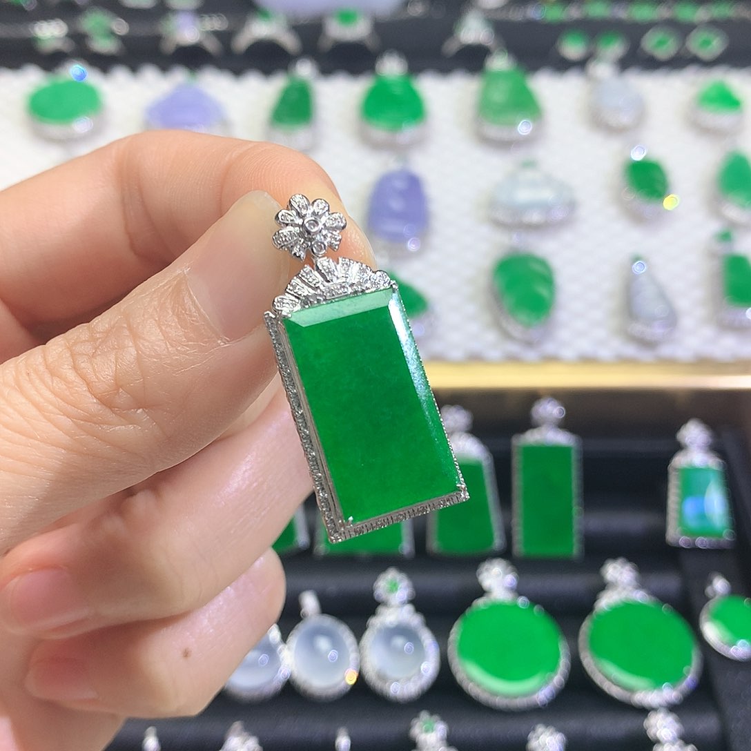 颈饰18K金镶嵌翡翠吊坠