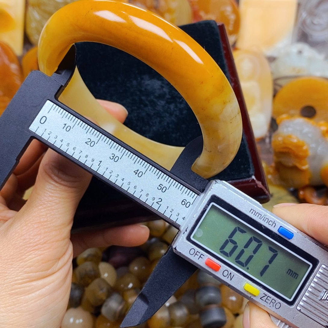 石英质玉（黄龙玉）未镶嵌颈饰