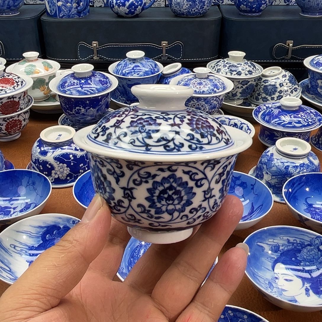 青花缠枝莲宝相花盖碗