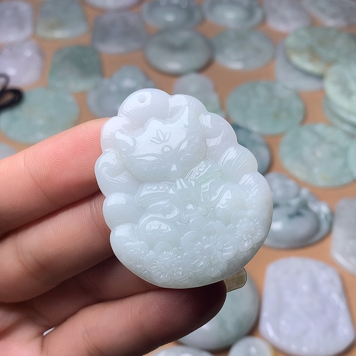 翡翠未镶嵌颈饰九尾狐