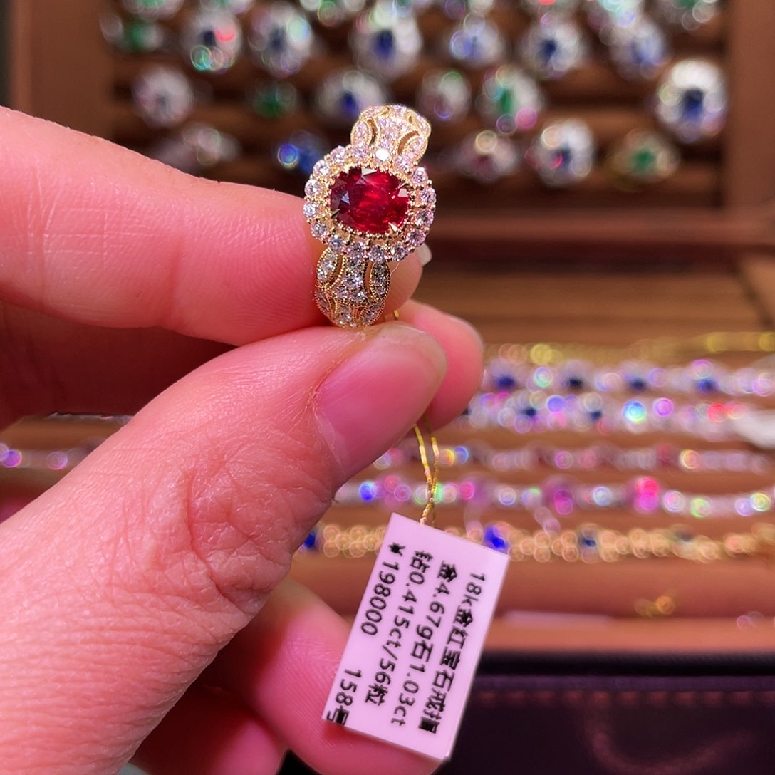 红宝石戒指18K金镶嵌
