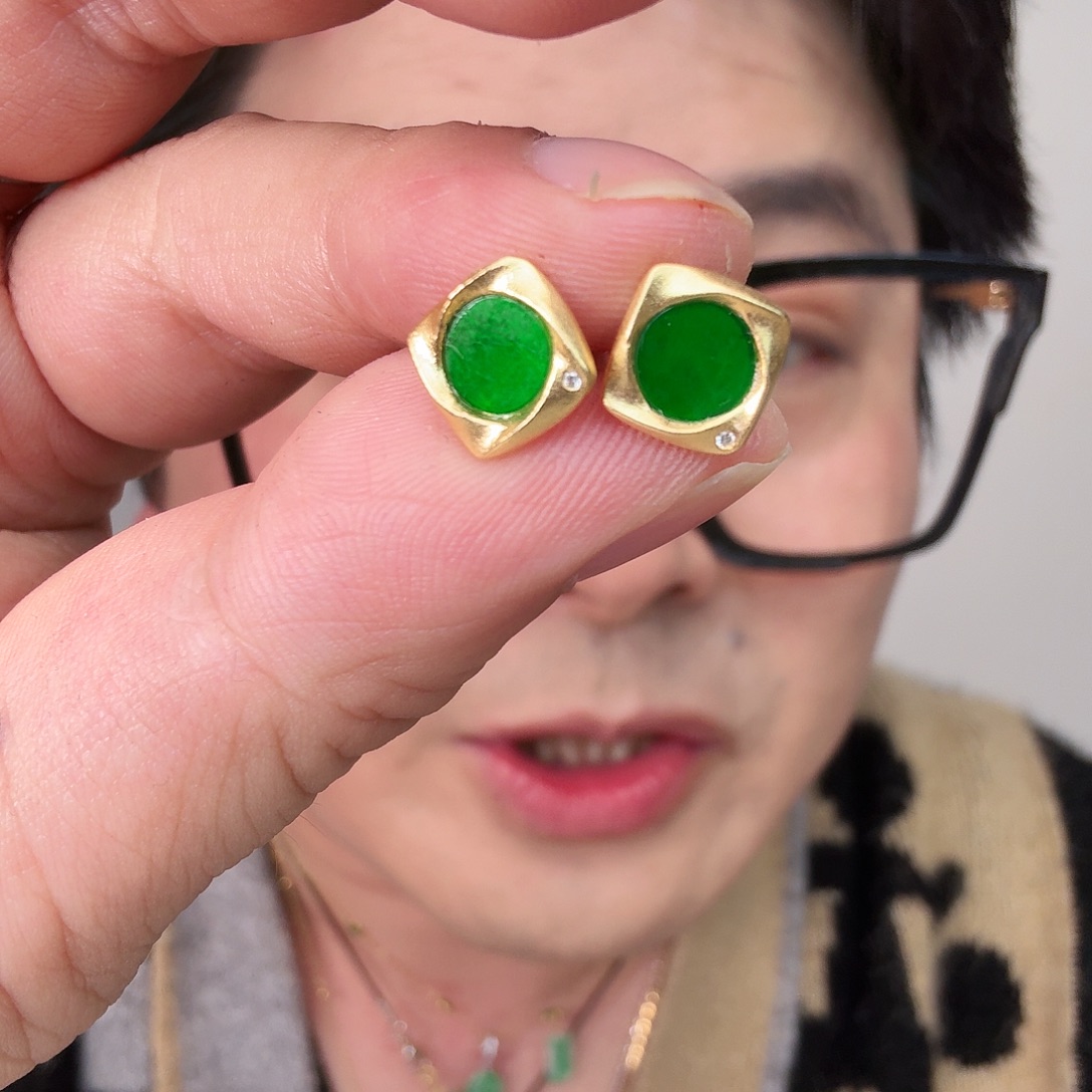 翡翠未镶嵌颈饰一对