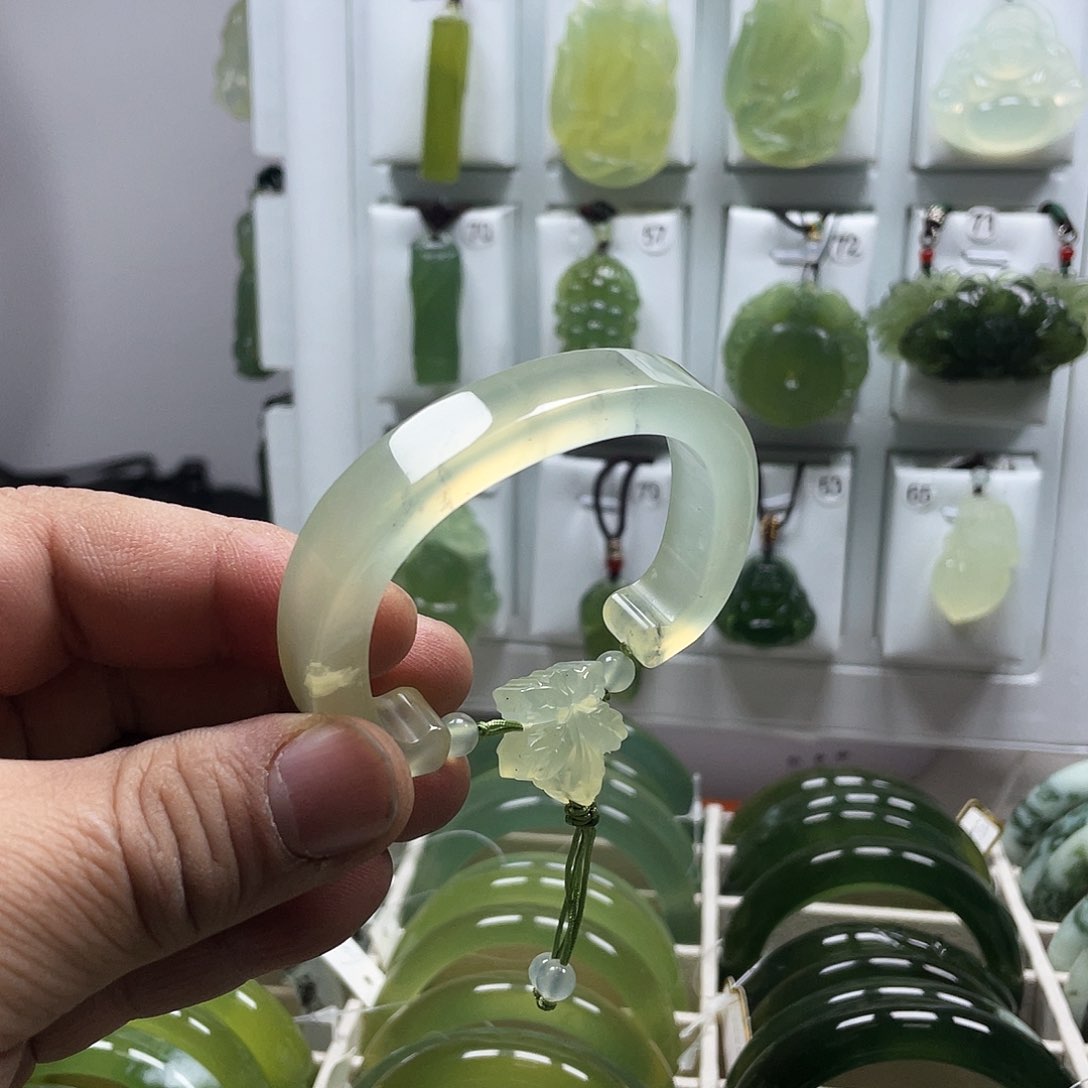 蛇纹石玉手镯未镶嵌