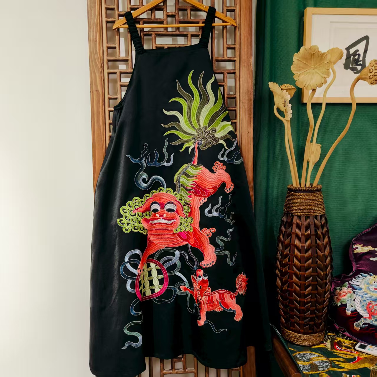 （LK110-15）凤徕兮私人定黑色光板底橘色狮子刺绣背带裙 