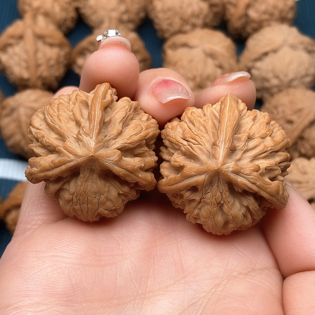 文玩核桃吊坠玉龙