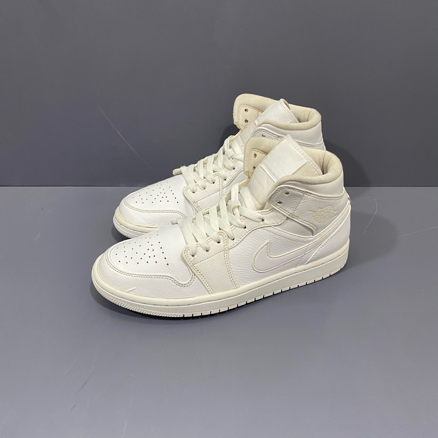 95新 MM6 41码 aj1纯白mid 鞋面有点起皮 休闲鞋 秒价14732591