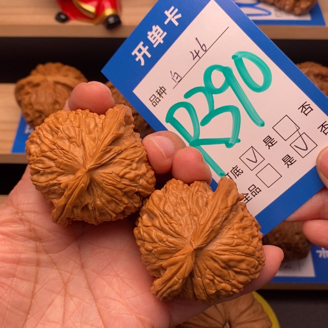 文玩核桃吊坠46尺白狮子