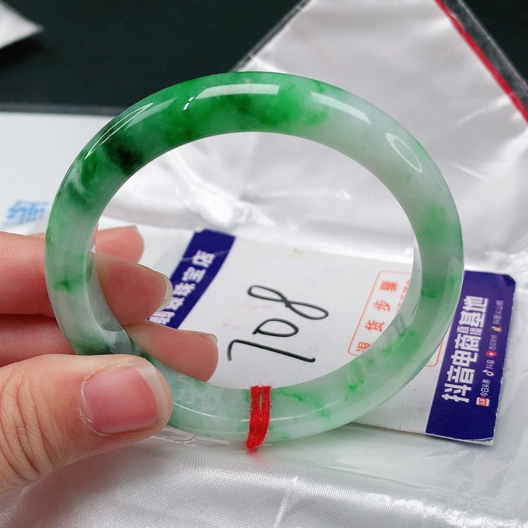 翡翠手镯未镶嵌翡翠