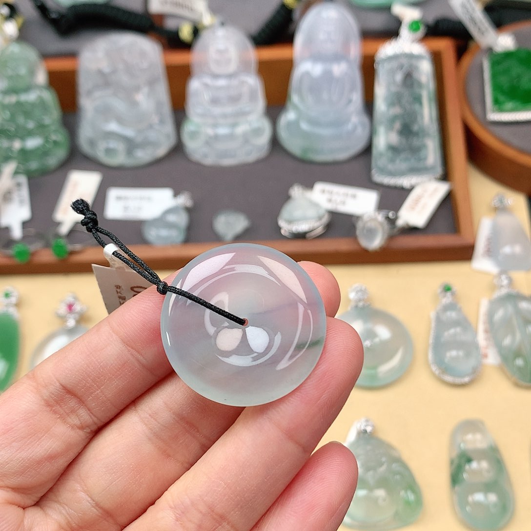 翡翠颈饰未镶嵌平安扣