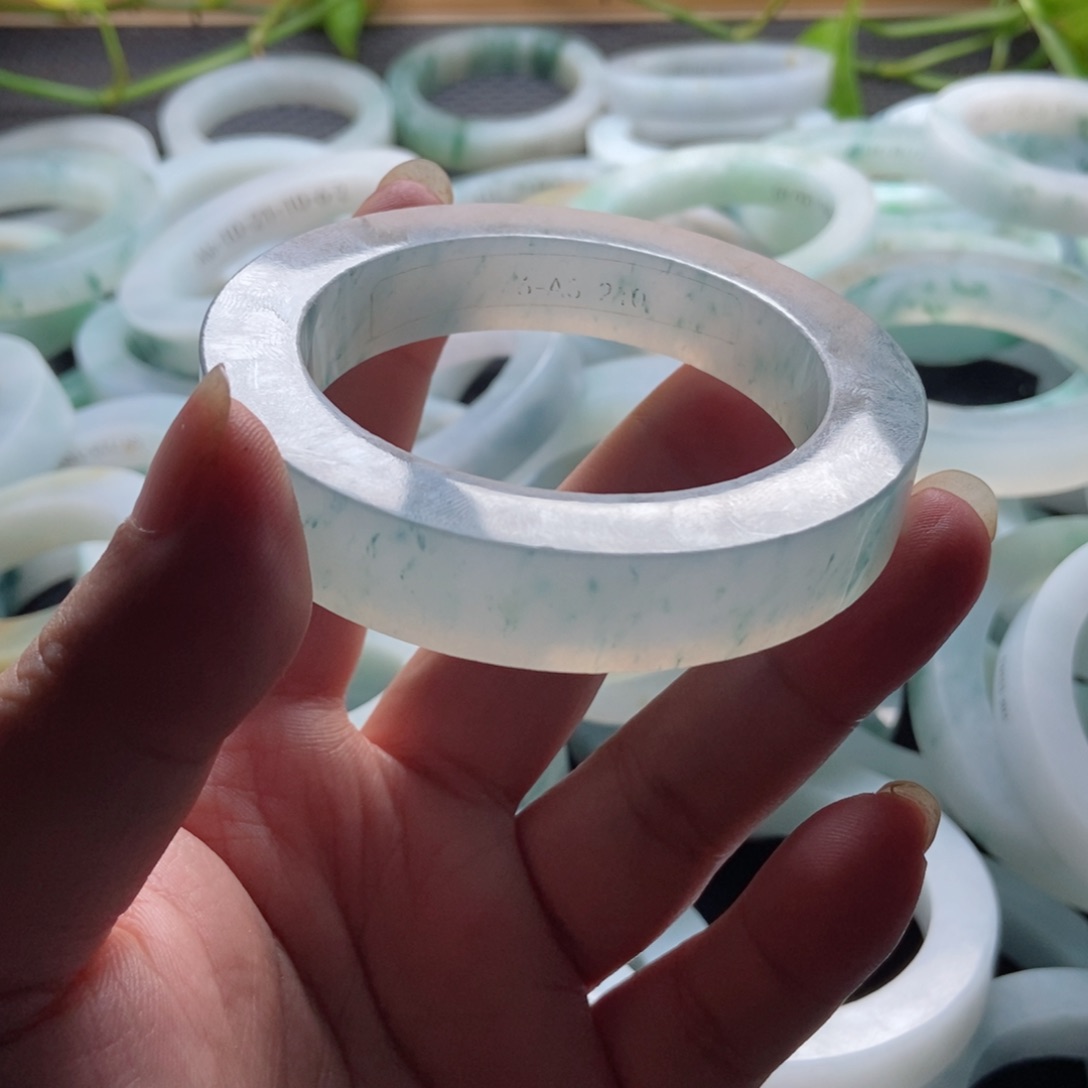 未镶嵌手镯定制翡翠成*气