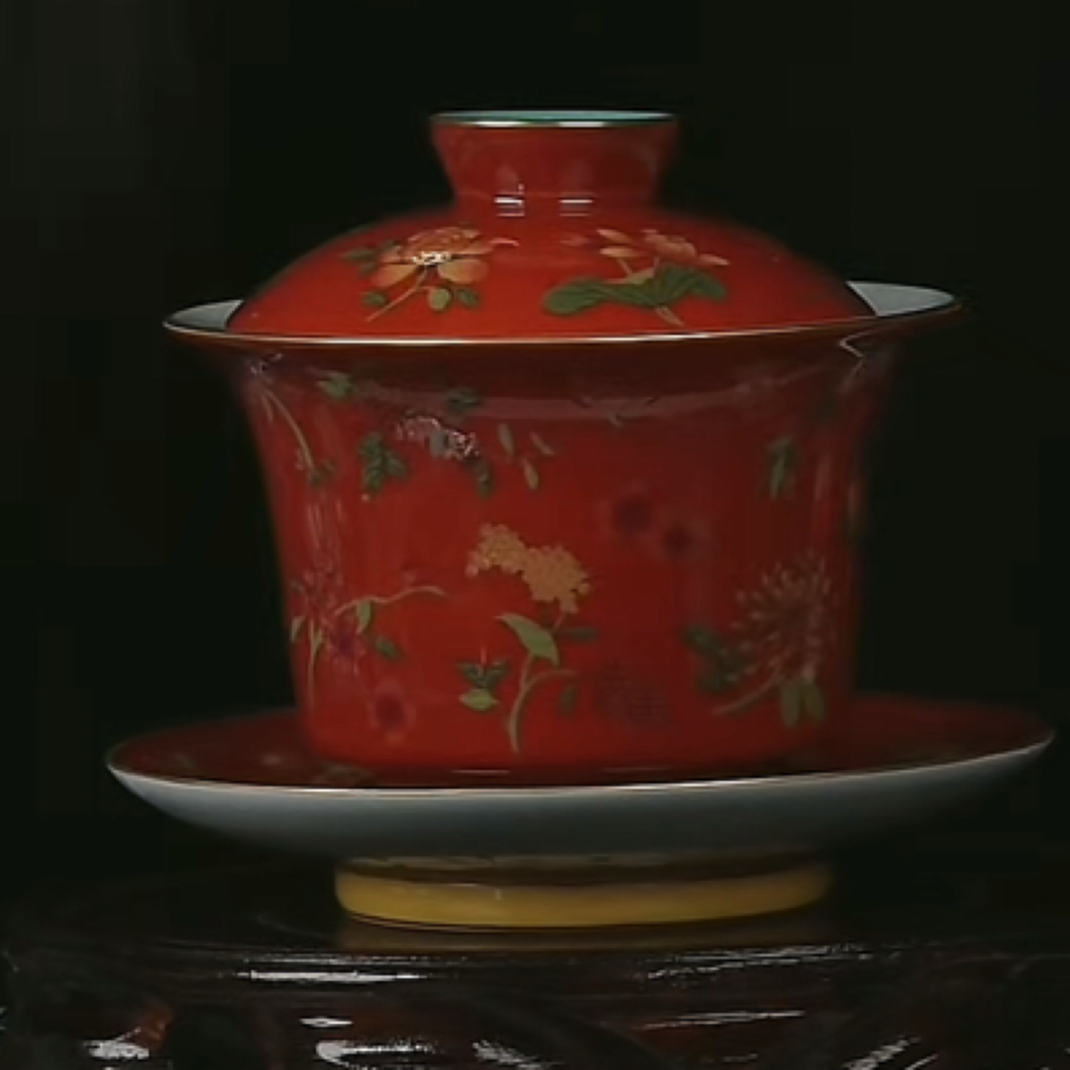 Y珊瑚红地粉彩花卉纹三才盖碗