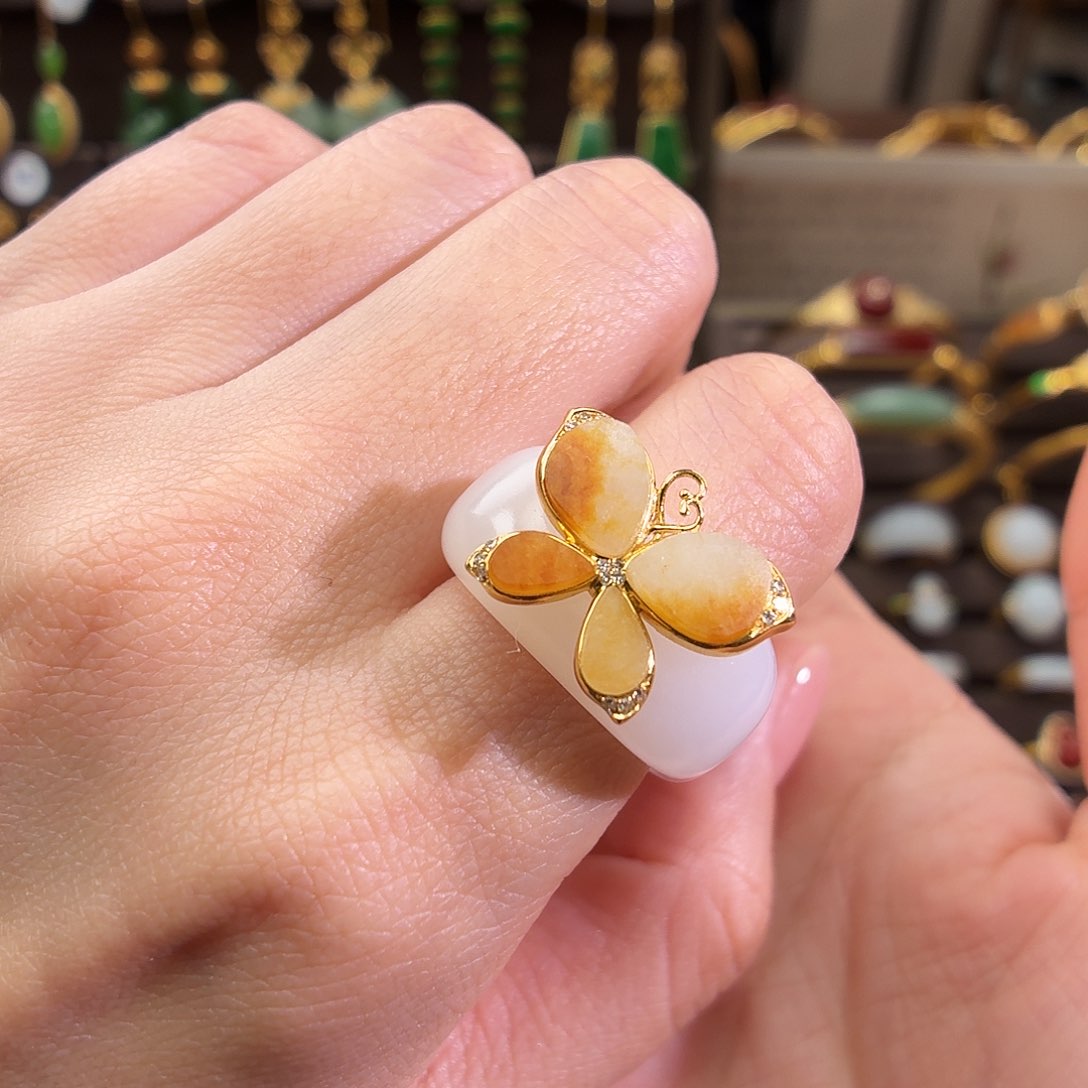 颈饰18K金镶嵌和田玉