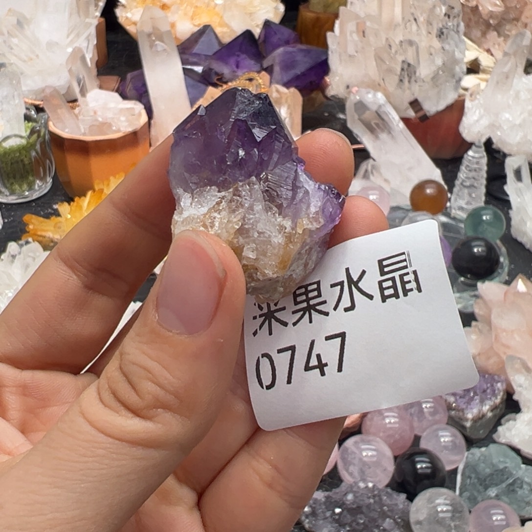 也***着未镶嵌水晶珠宝半成品