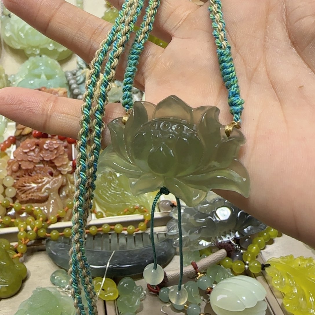 未镶嵌蛇纹石玉吊坠