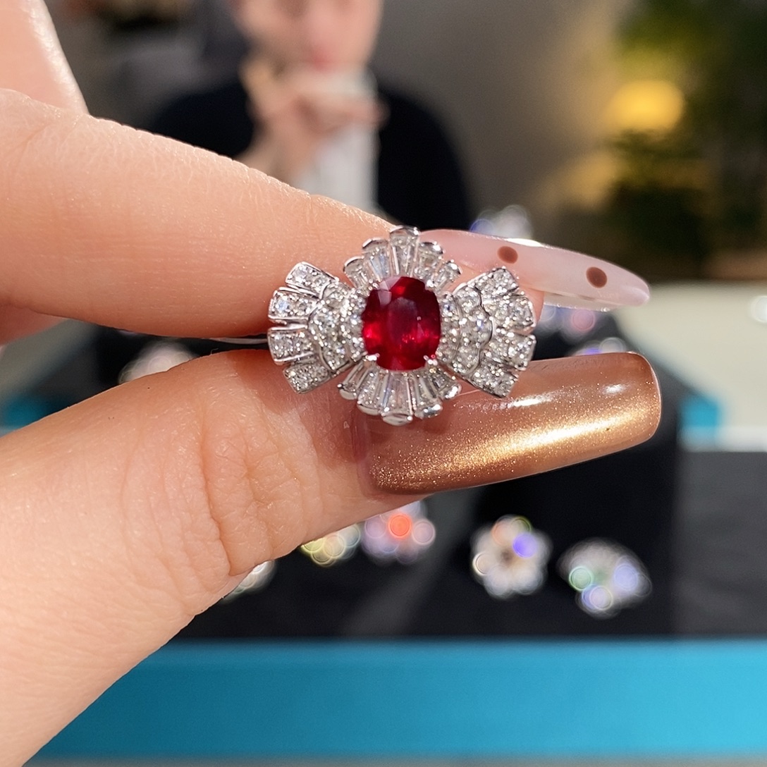 18K金镶嵌红宝石戒指1.04ct无烧鸽血红aigs