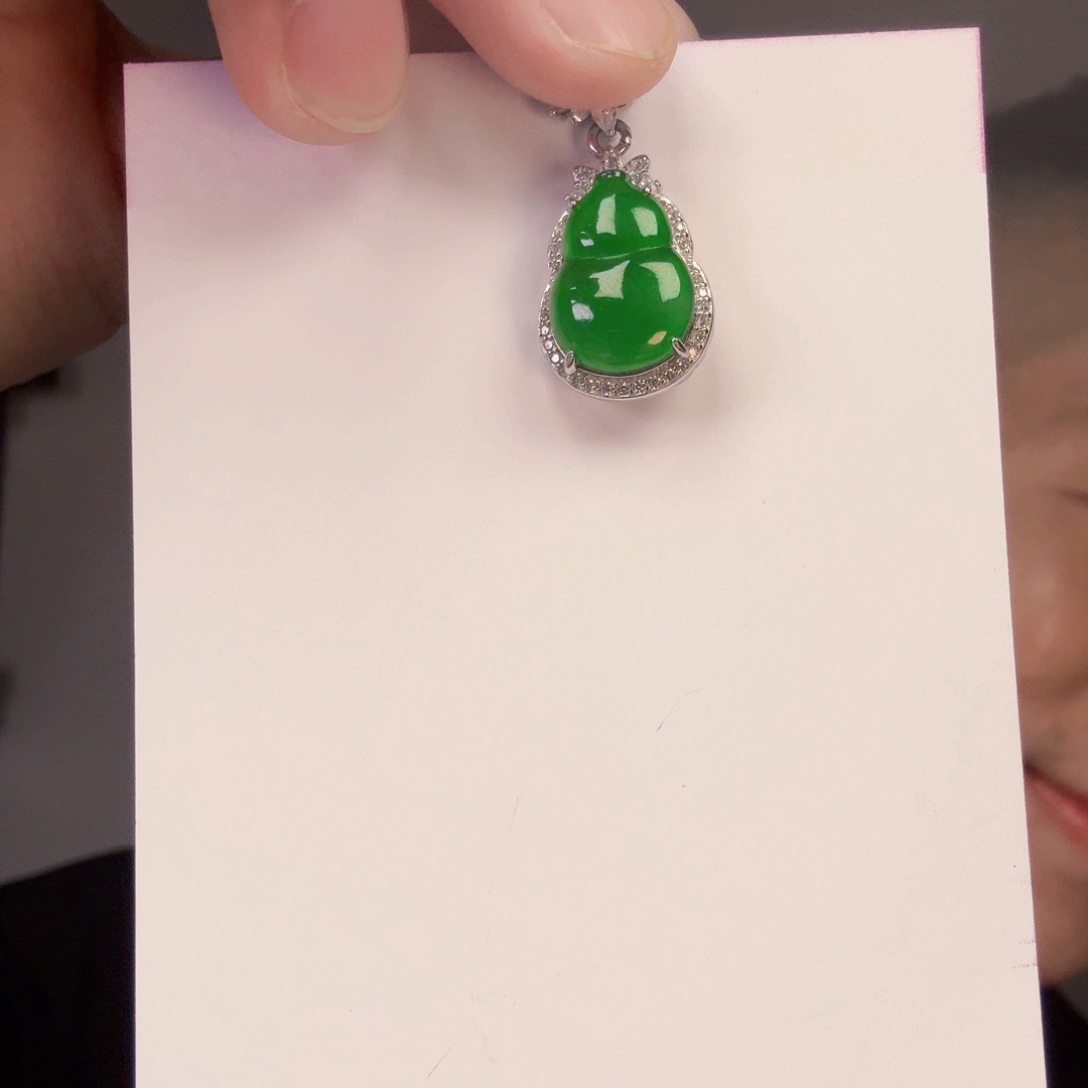 翡翠未镶嵌颈饰一件