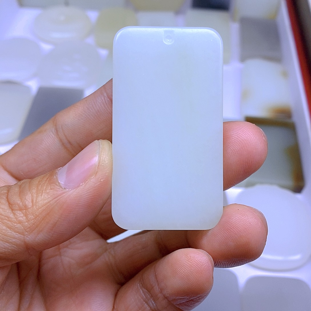 和田玉颈饰未镶嵌文*