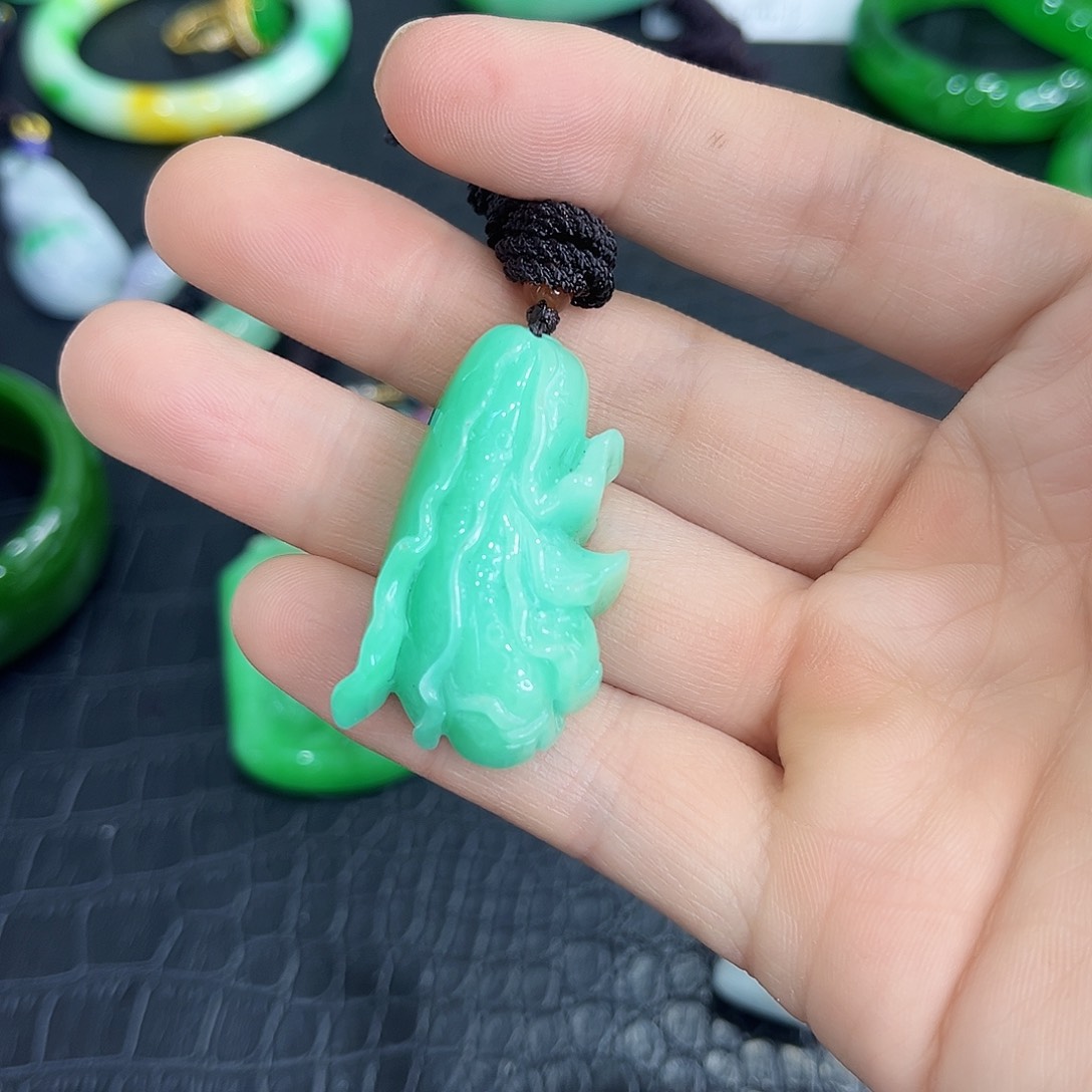 翡翠手镯未镶嵌吊坠