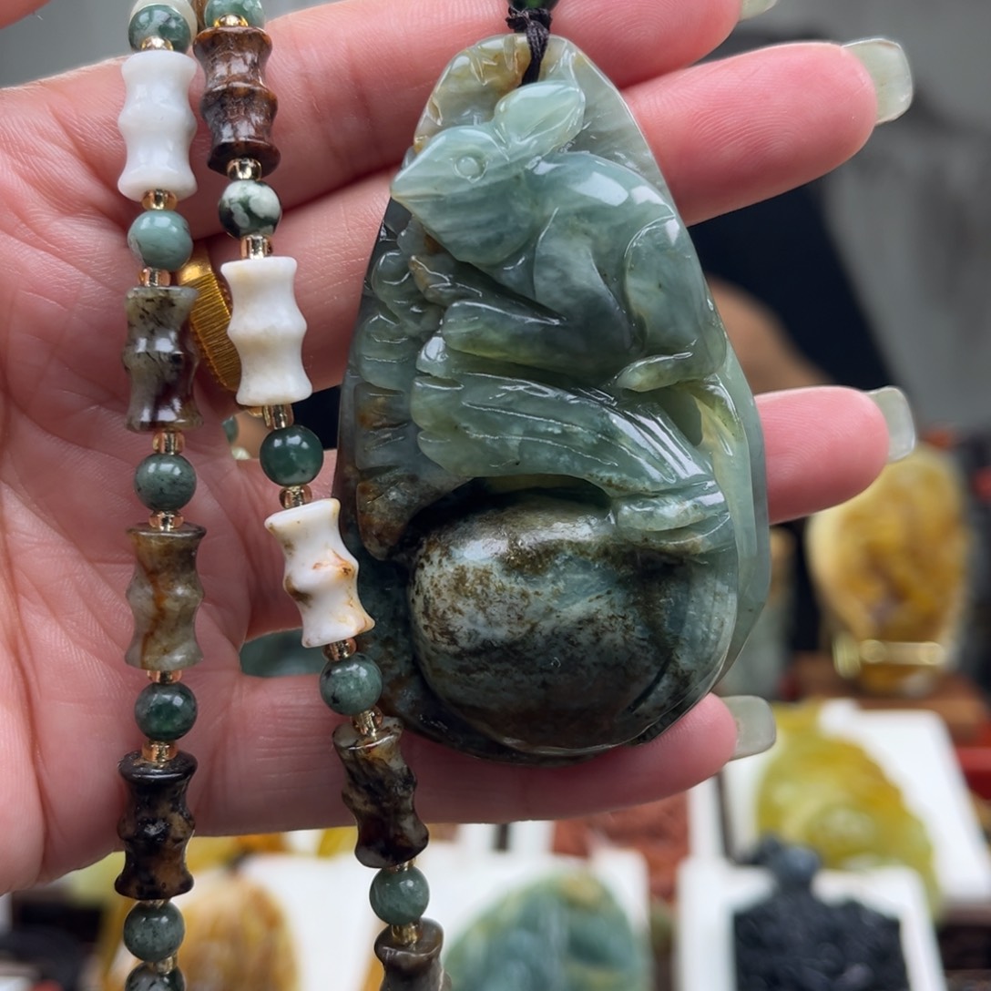 蛇纹石玉未镶嵌颈饰挂件