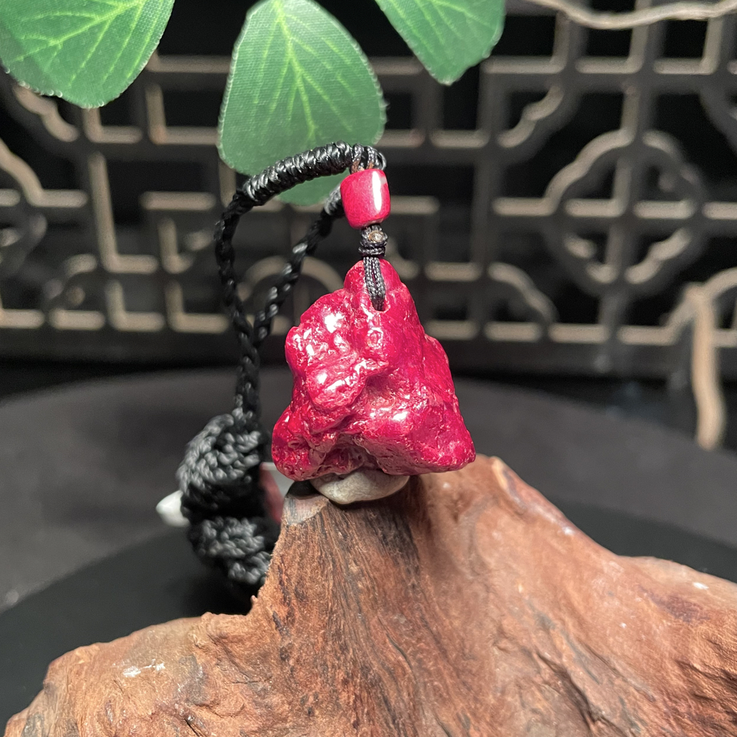 天然辰砂万山狗头砂全透光原矿精品男女藏收品吊坠26.9克