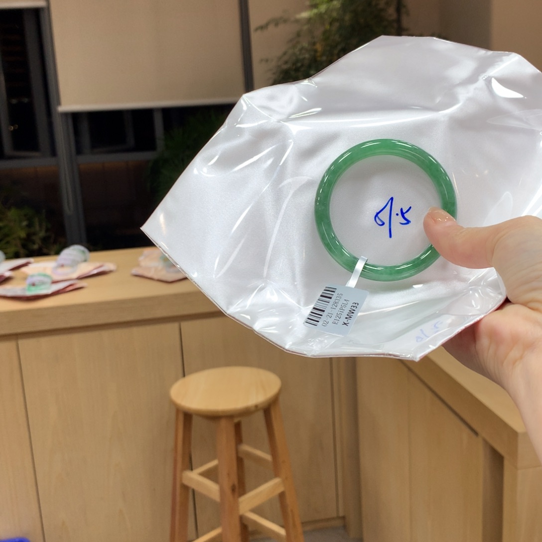 翡翠手镯未镶嵌不退不换