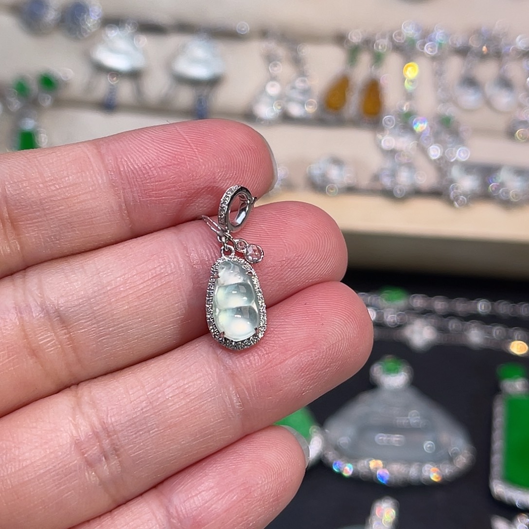 翡翠18K金镶嵌颈饰福豆