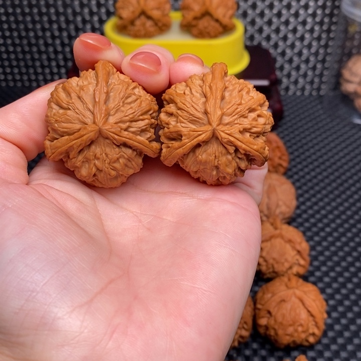 文玩核桃吊坠白奔