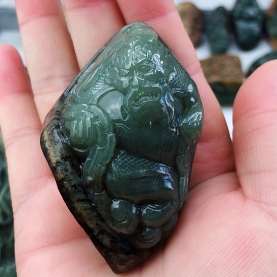 未镶嵌岫岩河磨玉（透闪石质玉）把件