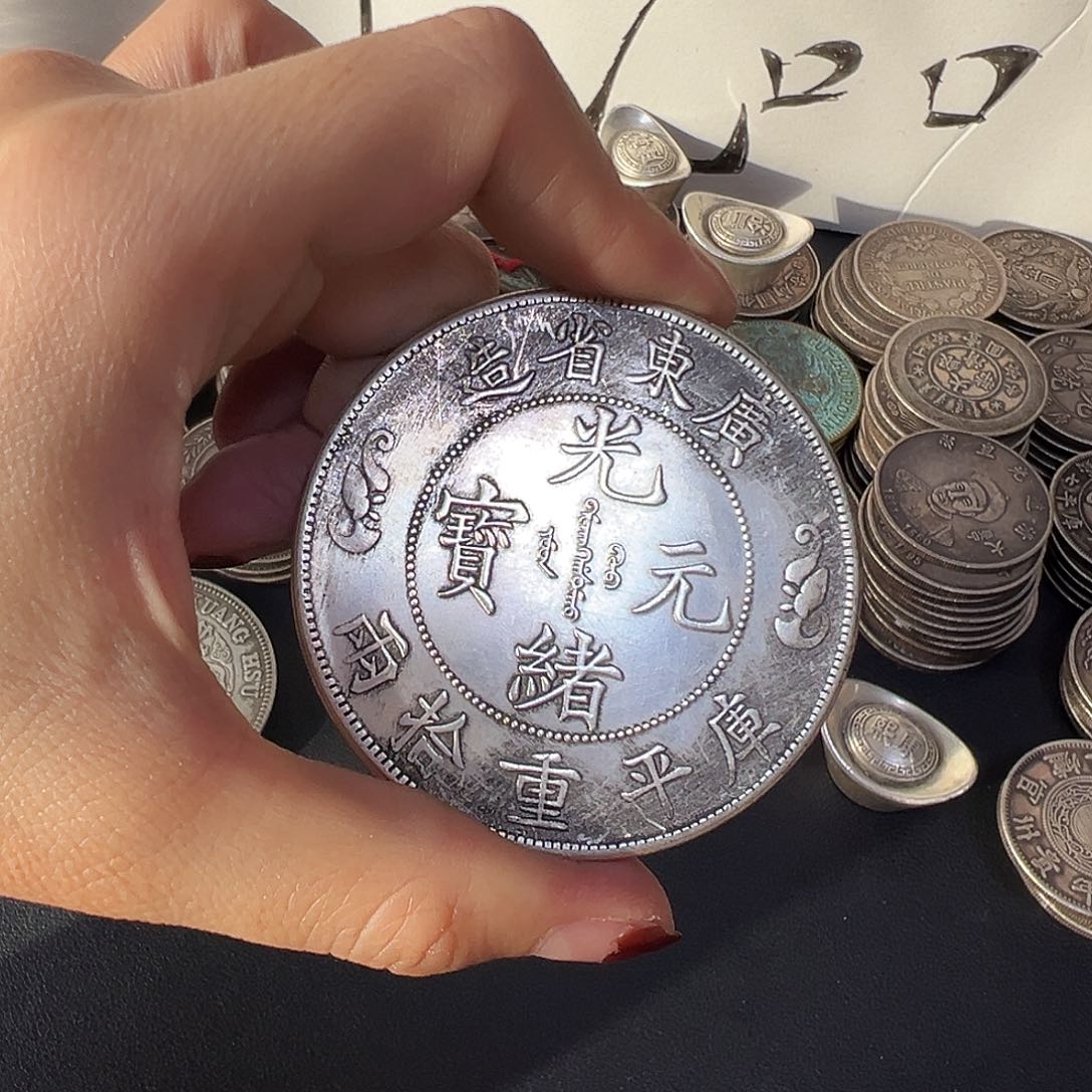 金属银元复古风格摆件