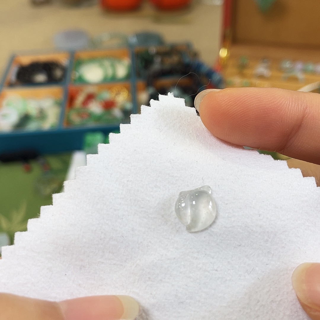 翡翠未镶嵌颈饰桃子