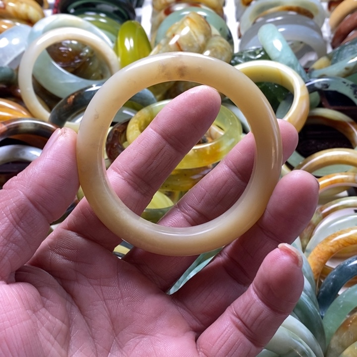 未镶嵌透闪石-蛇纹石玉手镯