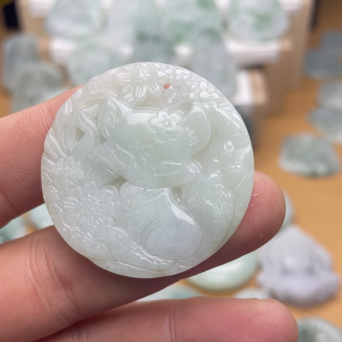 翡翠未镶嵌颈饰狐狸