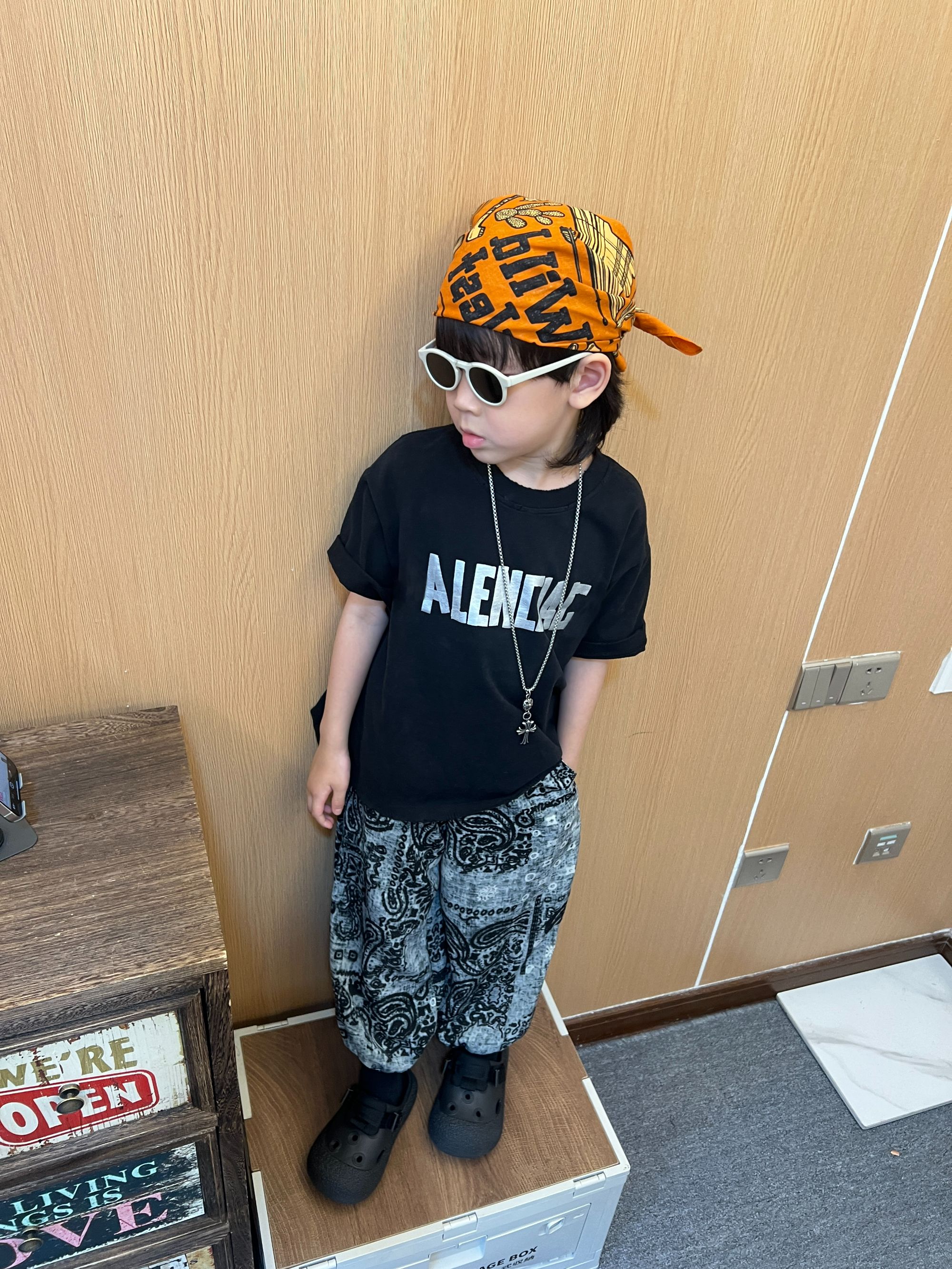 令佳潮牌夏季儿童时尚潮牌百搭银字母黑T恤破洞圆领韩版短袖2777