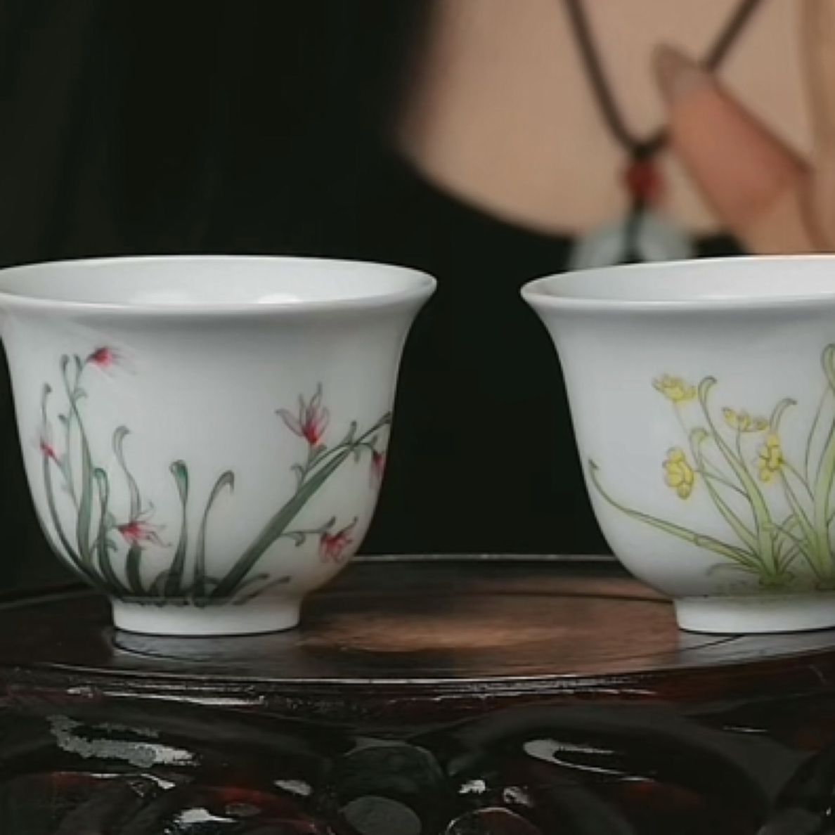 Y粉彩兰草纹对杯