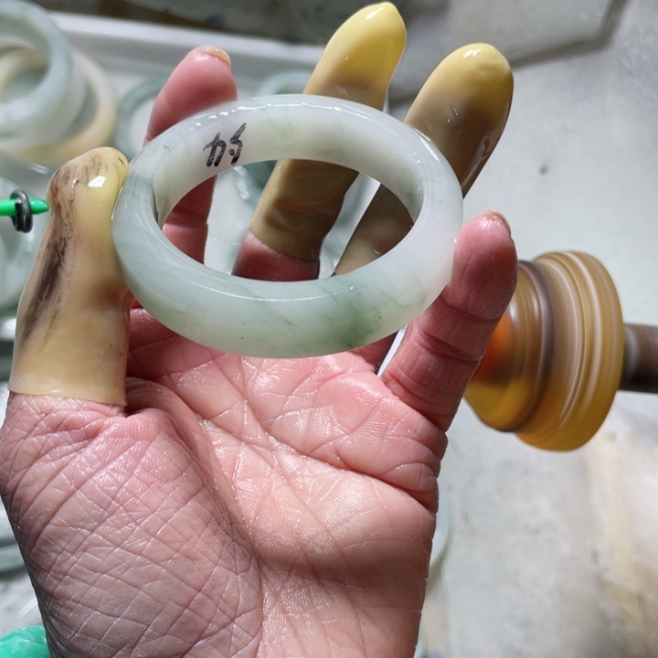 石英质玉手镯未镶嵌琳*定制