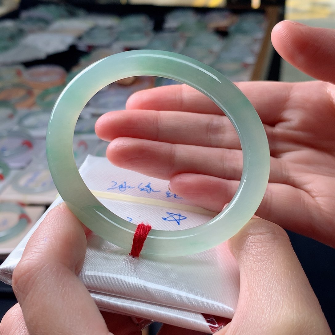 翡翠手镯未镶嵌翡翠