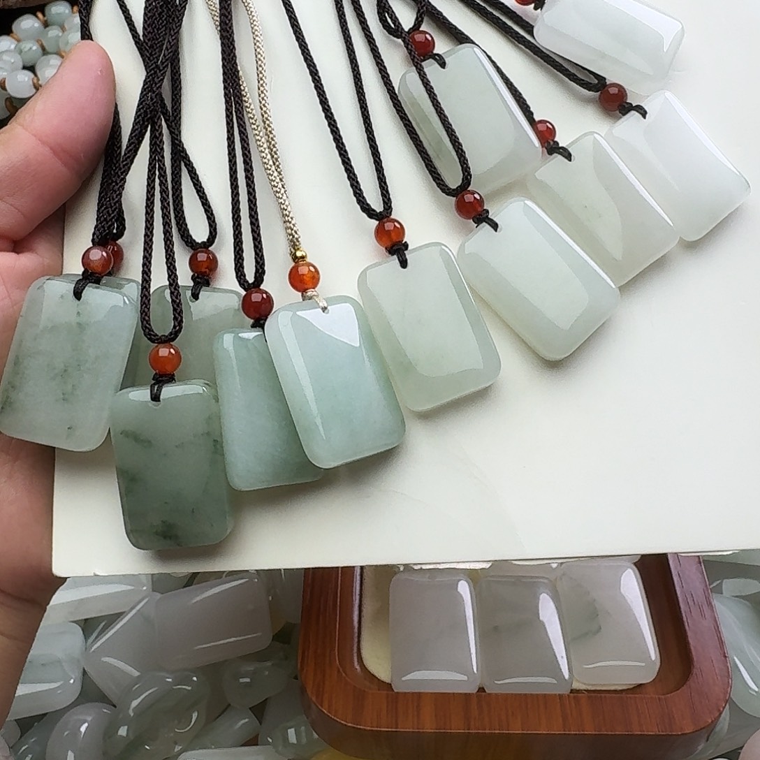 石英质玉未镶嵌颈饰32mm无事牌