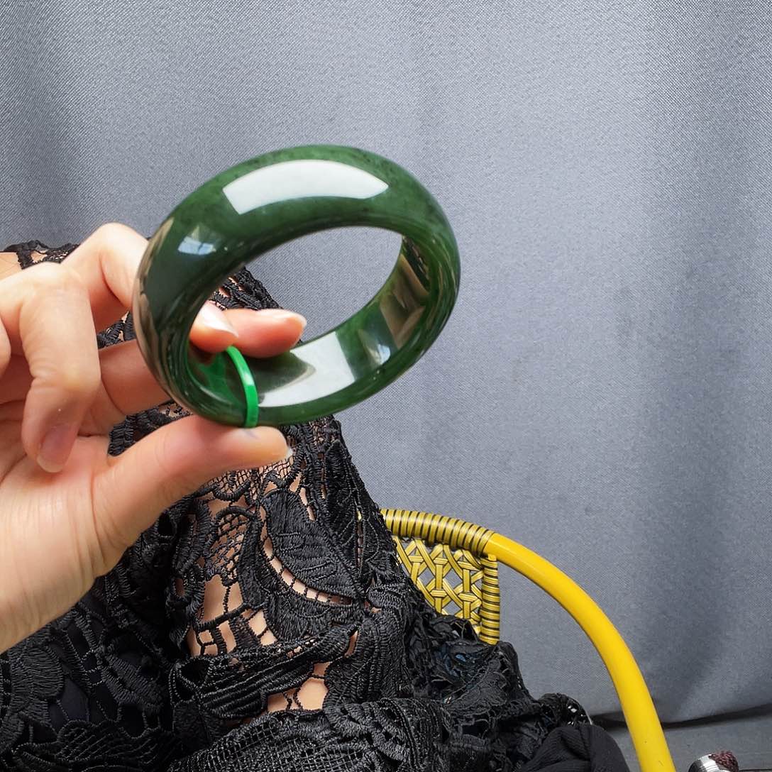 自***神和田玉未镶嵌手镯