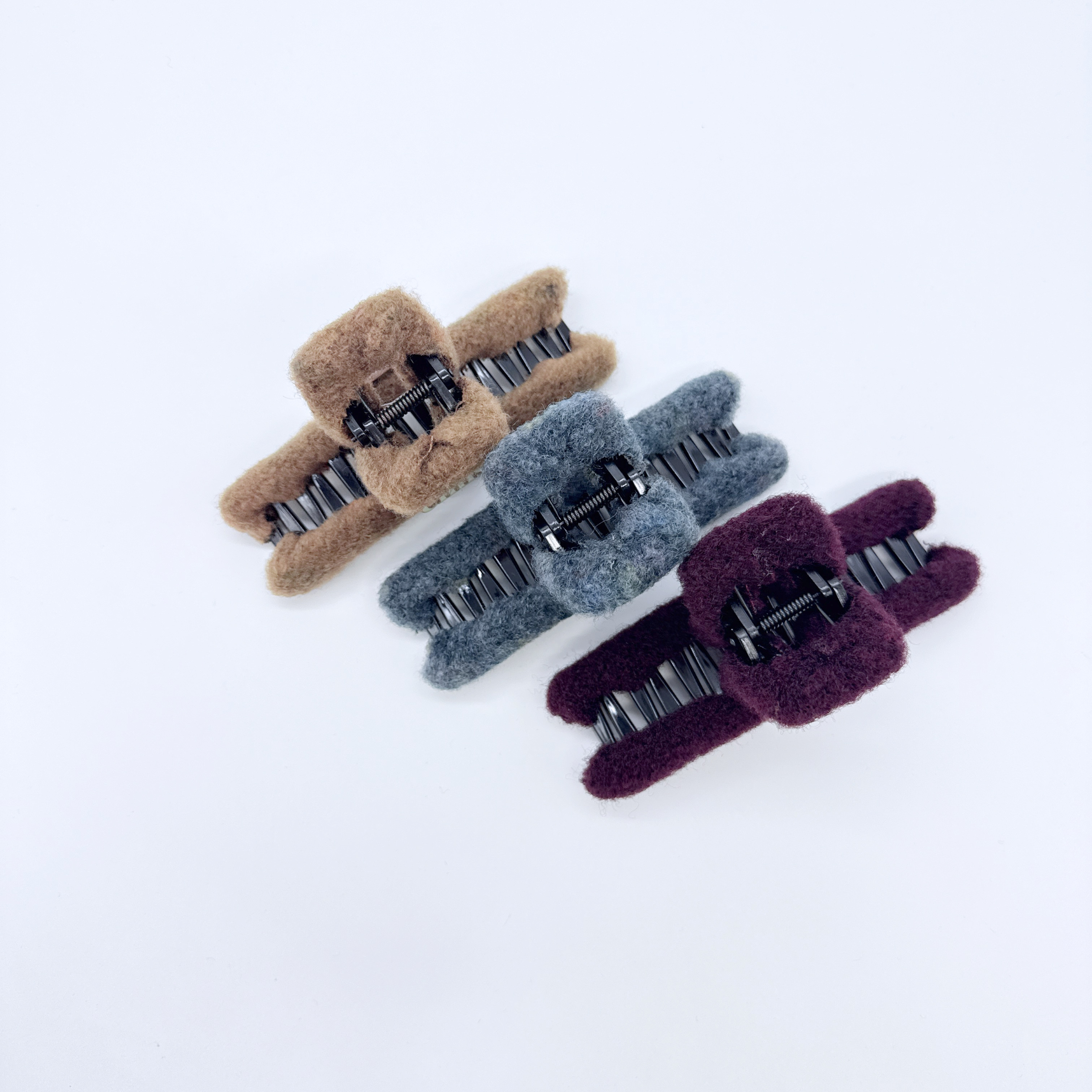 Mi33 毛绒字母方头大号抓夹发抓 Z13060Z106