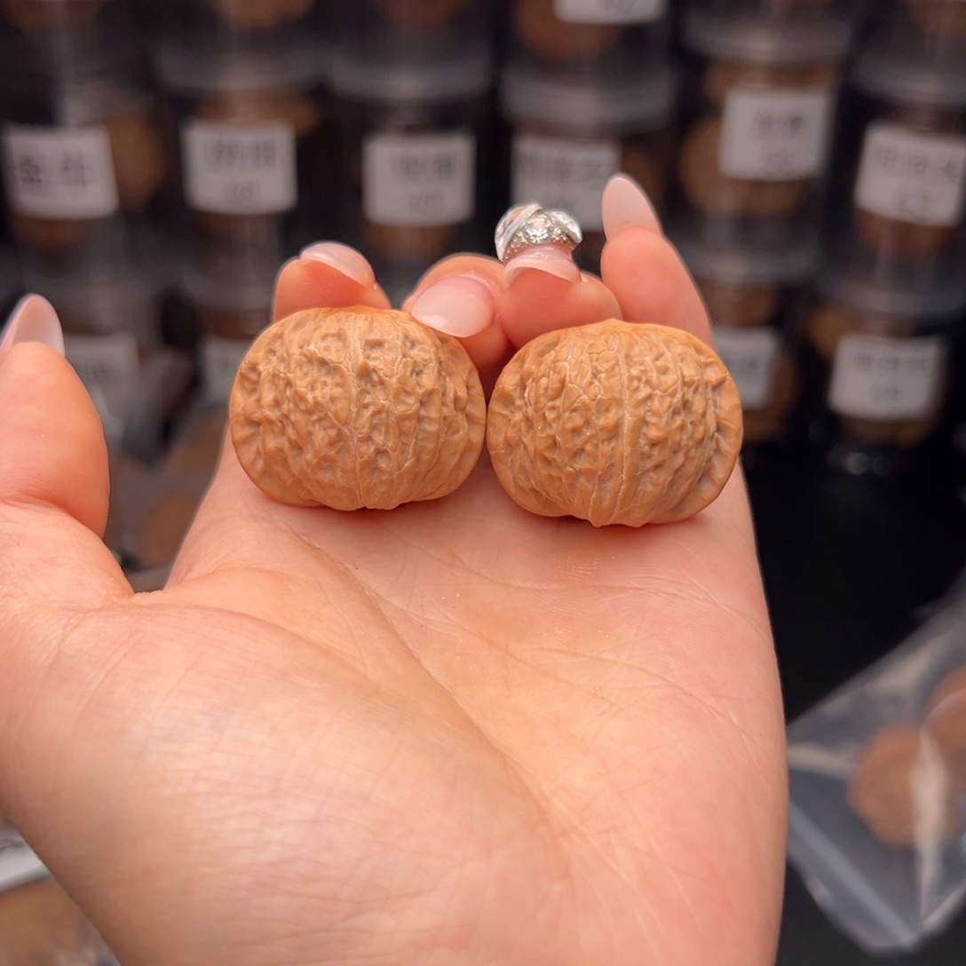 文玩核桃吊坠阿****蝶铁锤