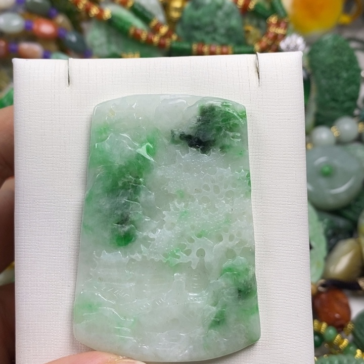 翡翠未镶嵌吊坠(赠链)