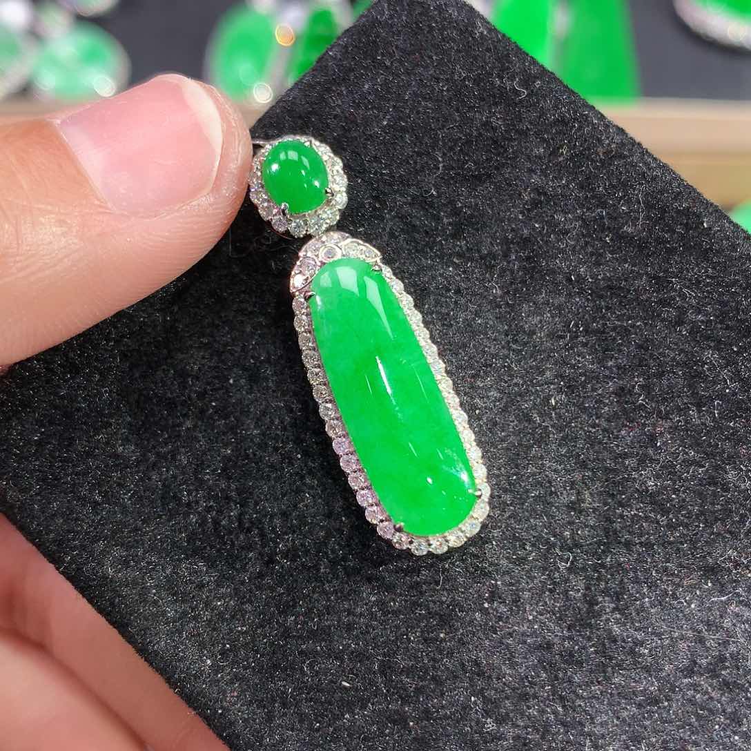 翡翠吊坠(赠链)18K金镶嵌