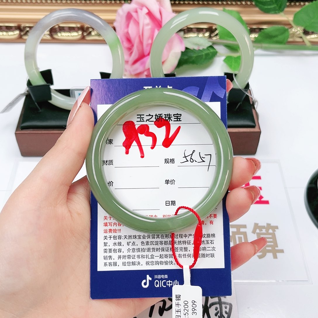 和田玉手镯未镶嵌