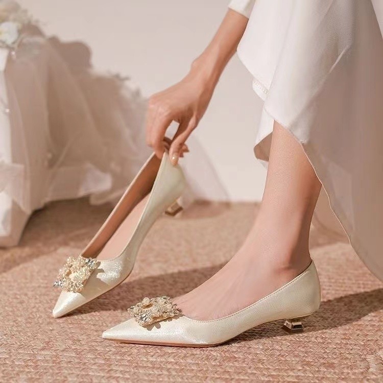 法式气质名媛御姐尖头单鞋女低跟订婚礼服伴娘鞋不累脚婚纱婚鞋