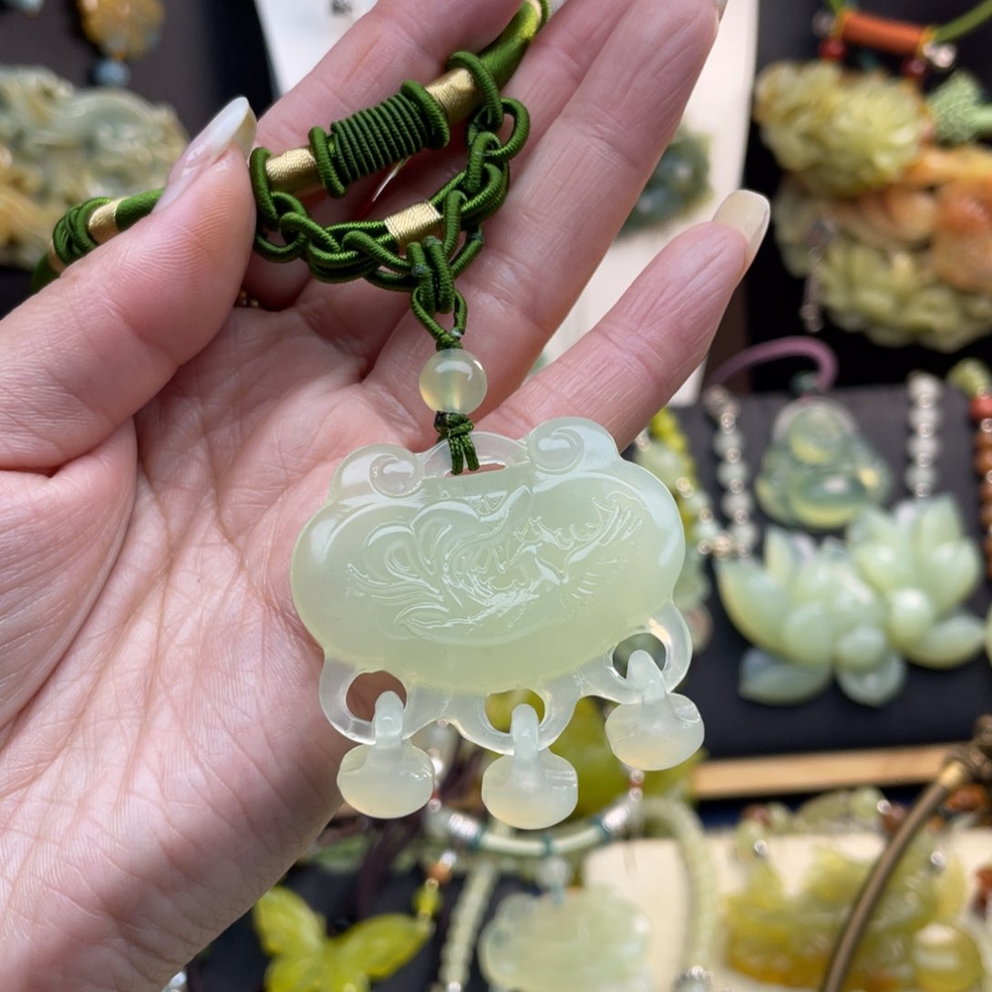 蛇纹石玉未镶嵌颈饰