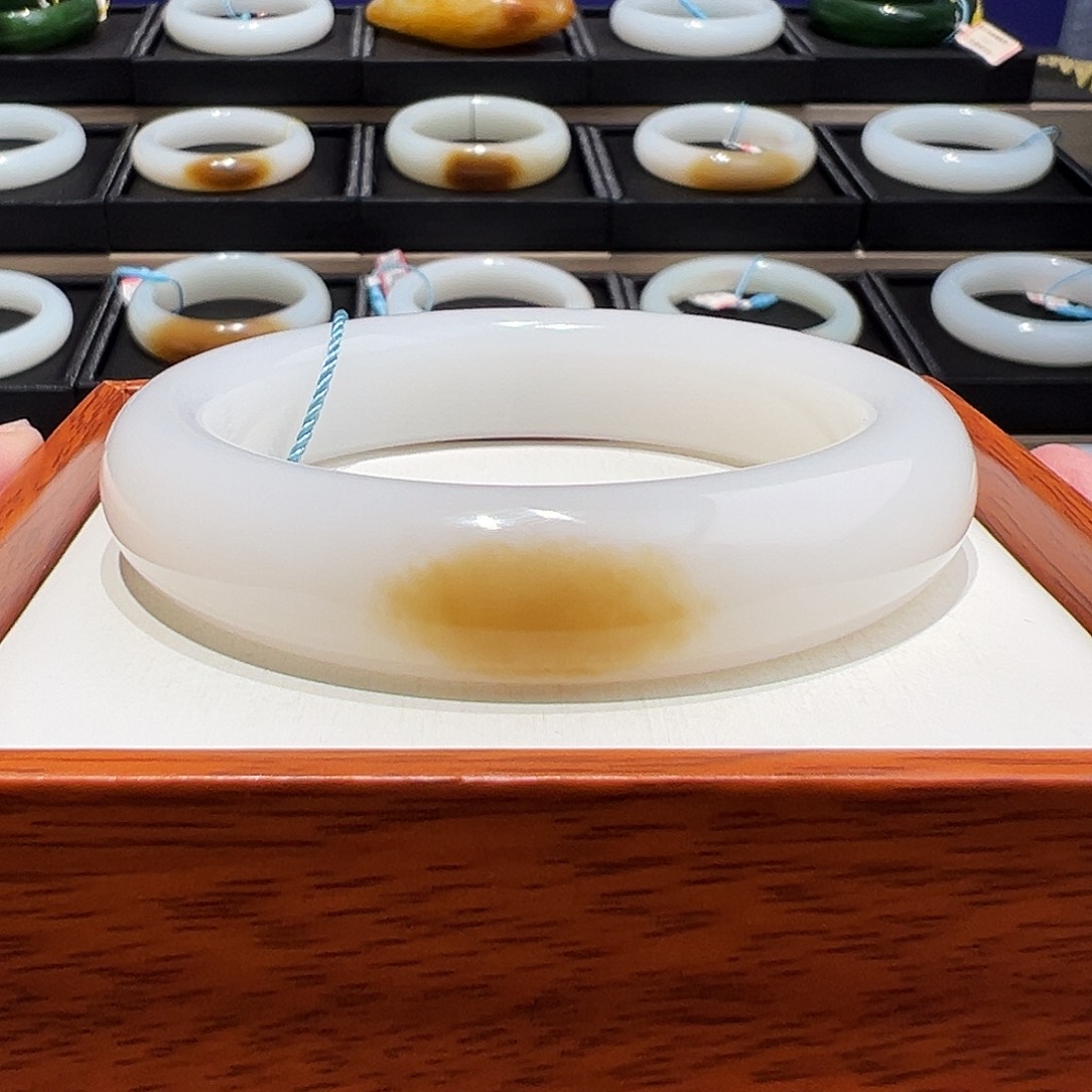 和田玉未镶嵌手镯