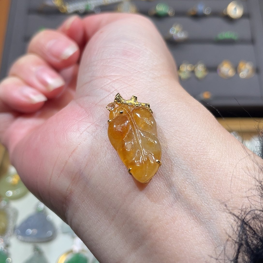 翡翠颈饰18K金镶嵌冰黄翡叶子