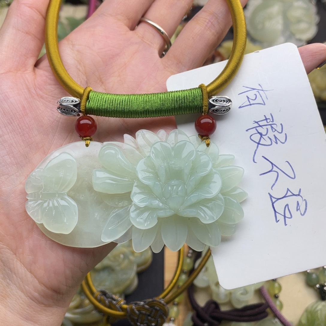 蛇纹石玉颈饰未镶嵌