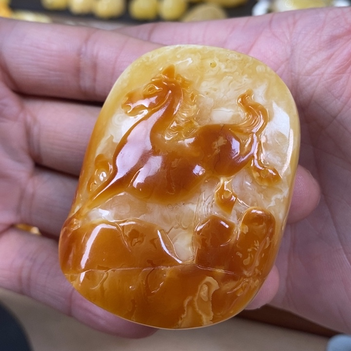 琥珀裸石未镶嵌马牌